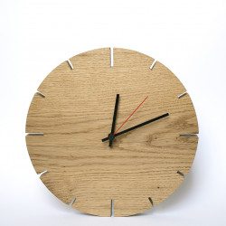 Ura iz masivnega hrastovega lesa