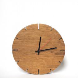 Mala lesena ura iz masivnega hrastovega lesa